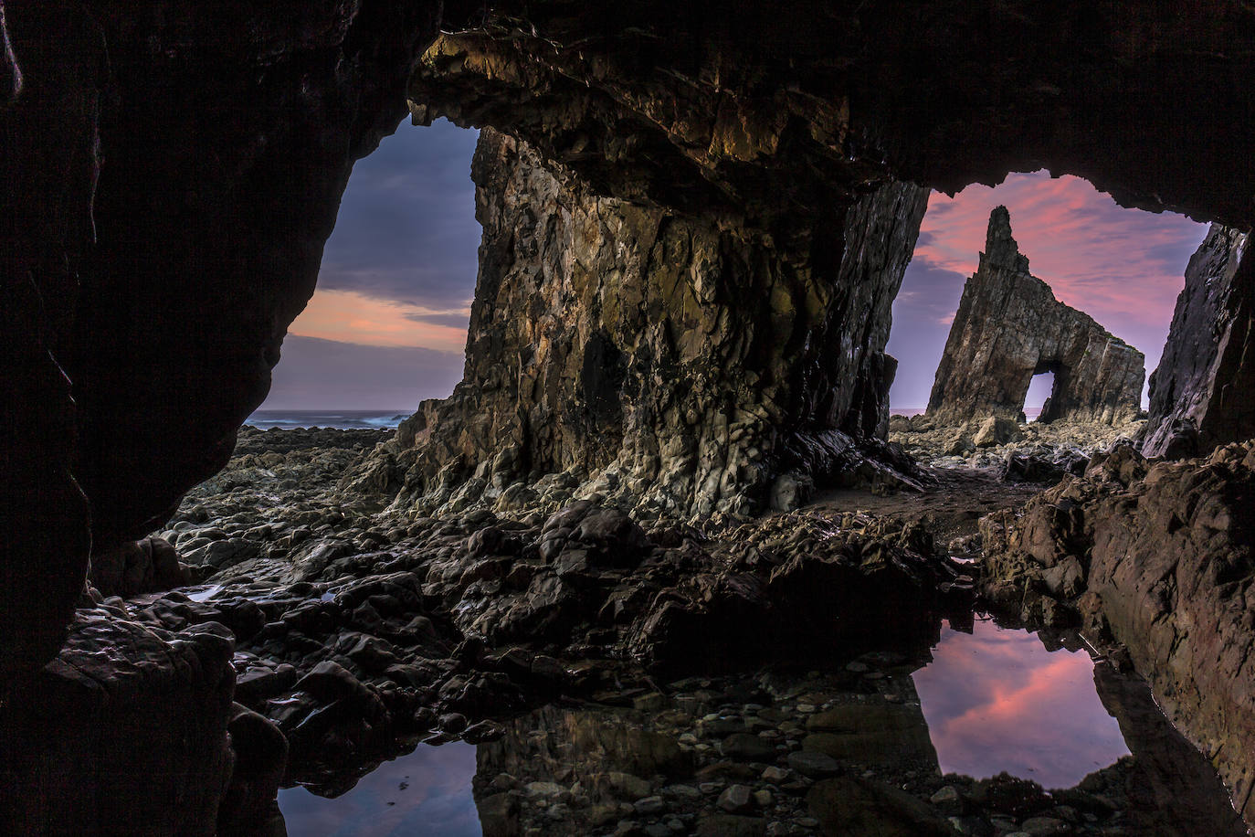 El paisaje de Asturias nos deja espectaculares estampas al atardecer. Son auténticas imagenes de postal que muestran la belleza y el colorido de la región.