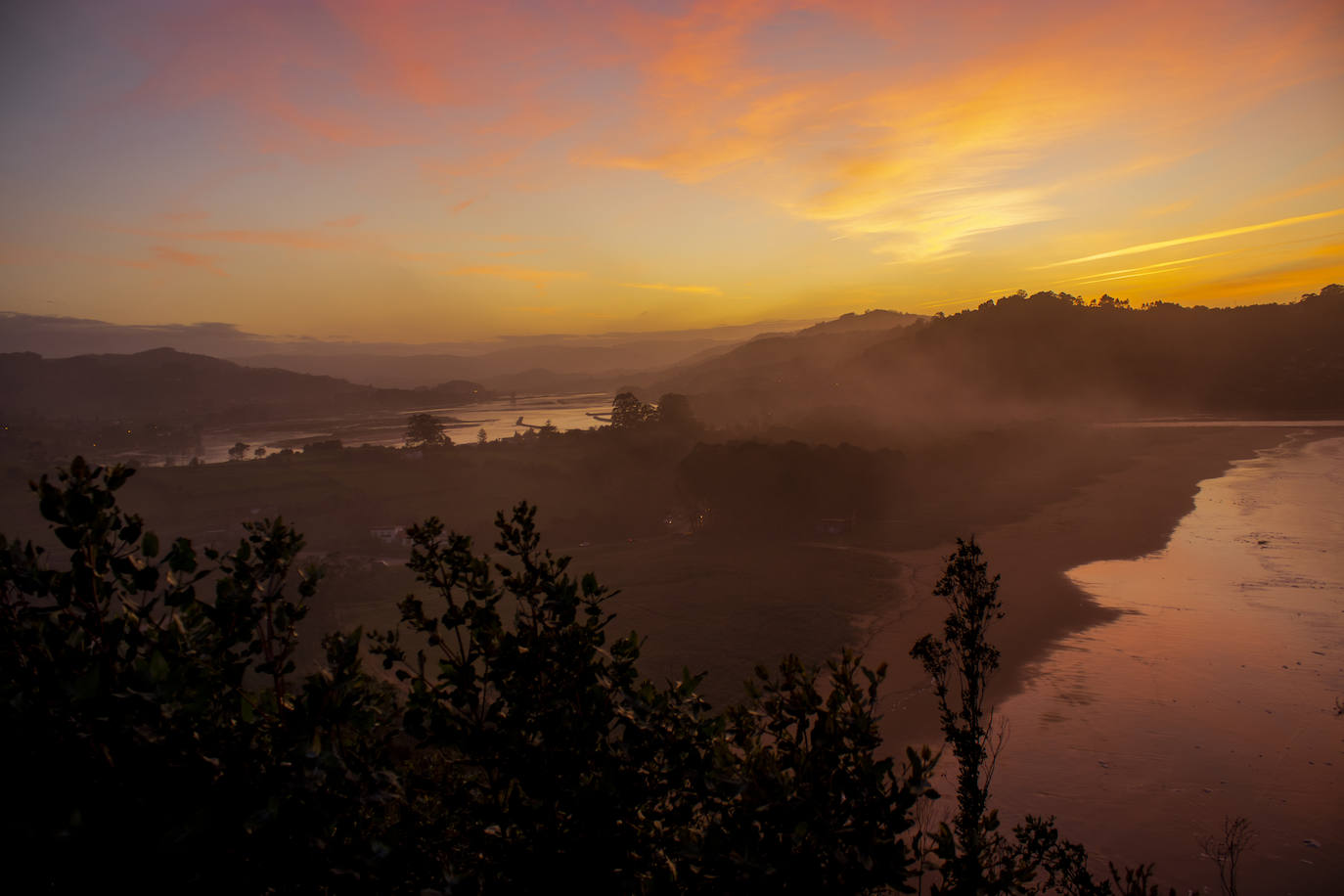 El paisaje de Asturias nos deja espectaculares estampas al atardecer. Son auténticas imagenes de postal que muestran la belleza y el colorido de la región.