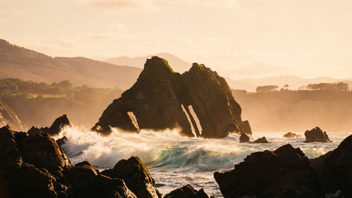 El paisaje de Asturias nos deja espectaculares estampas al atardecer. Son auténticas imagenes de postal que muestran la belleza y el colorido de la región.