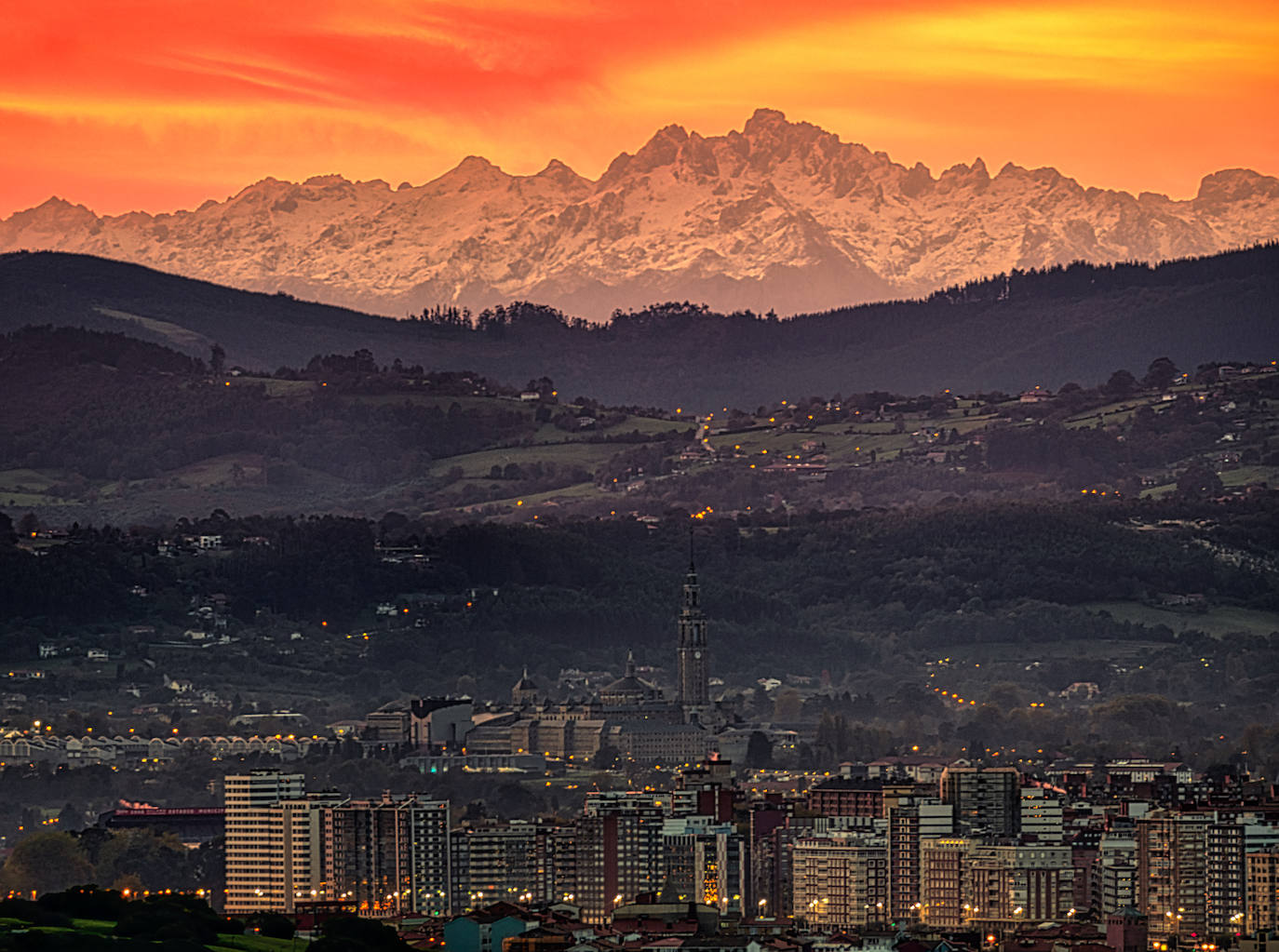 El paisaje de Asturias nos deja espectaculares estampas al atardecer. Son auténticas imagenes de postal que muestran la belleza y el colorido de la región.