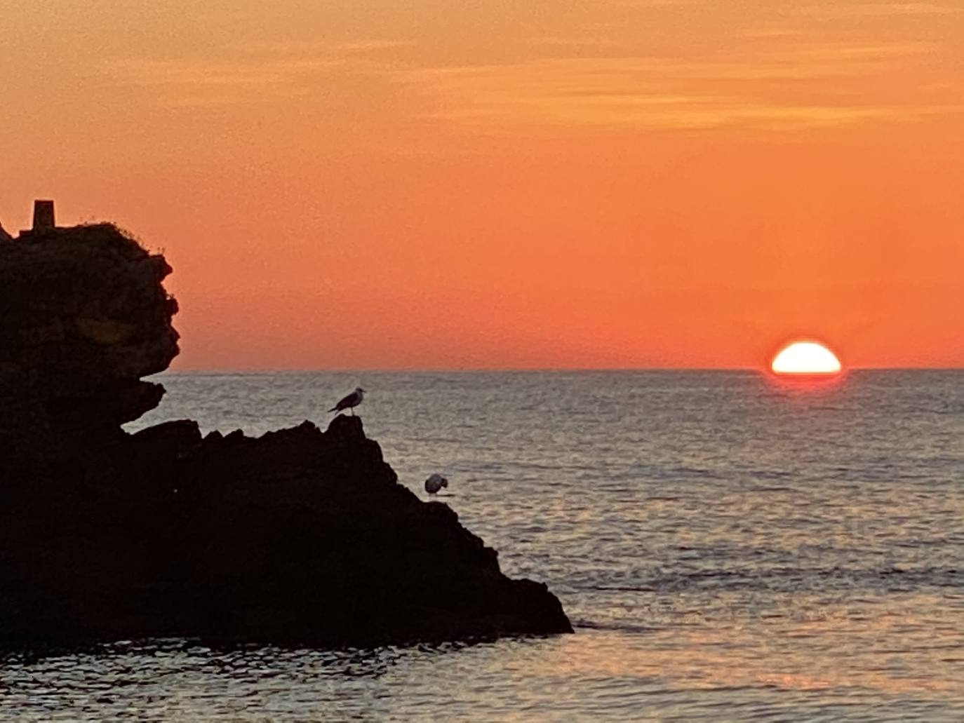 El paisaje de Asturias nos deja espectaculares estampas al atardecer. Son auténticas imagenes de postal que muestran la belleza y el colorido de la región.