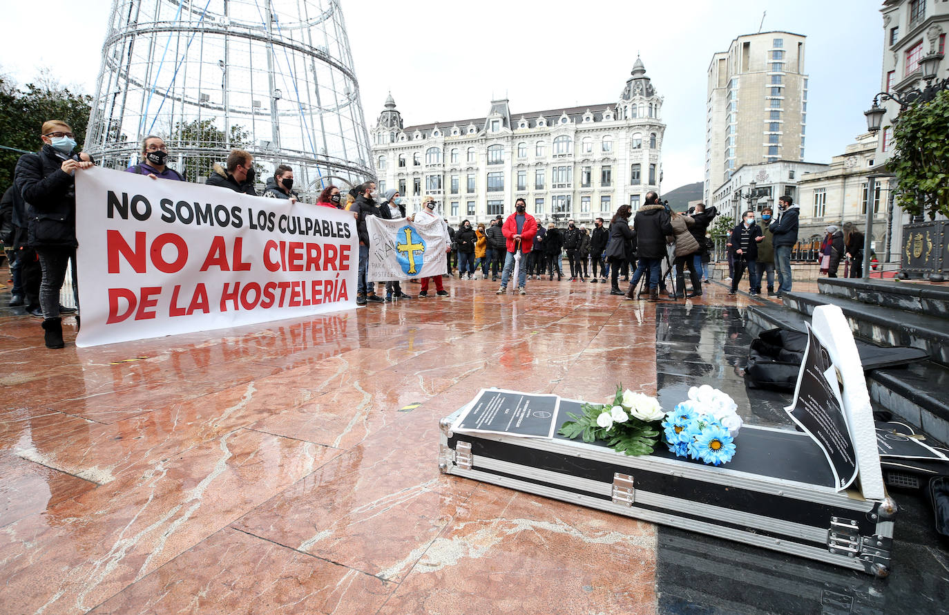 Cientos de hosteleros volvieron a protestar en Oviedo por las restrictivas medidas impuestas por el Principado para la reapertura. Previamente, los trabajadores del sector cultural también se concentraron en la capital para reivindicar que su gremio también es «parte de la solución». 