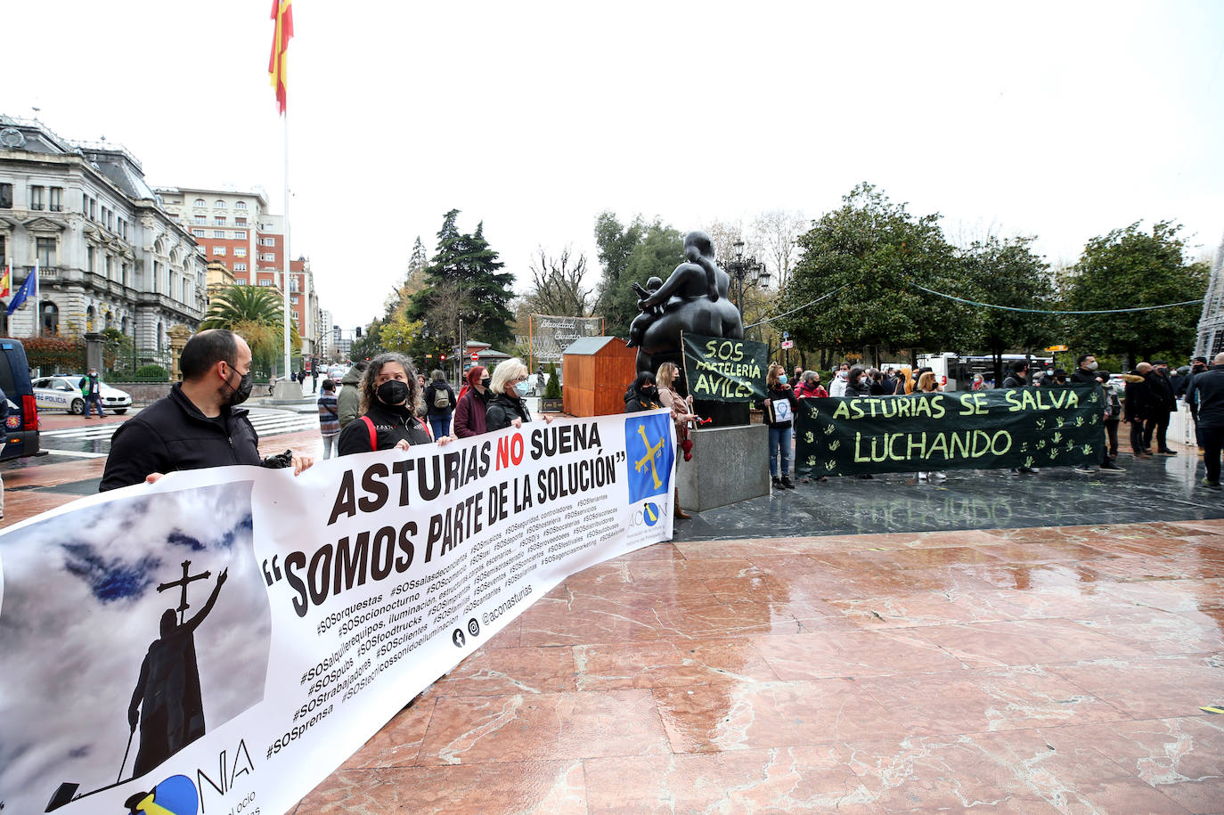 Cientos de hosteleros volvieron a protestar en Oviedo por las restrictivas medidas impuestas por el Principado para la reapertura. Previamente, los trabajadores del sector cultural también se concentraron en la capital para reivindicar que su gremio también es «parte de la solución». 