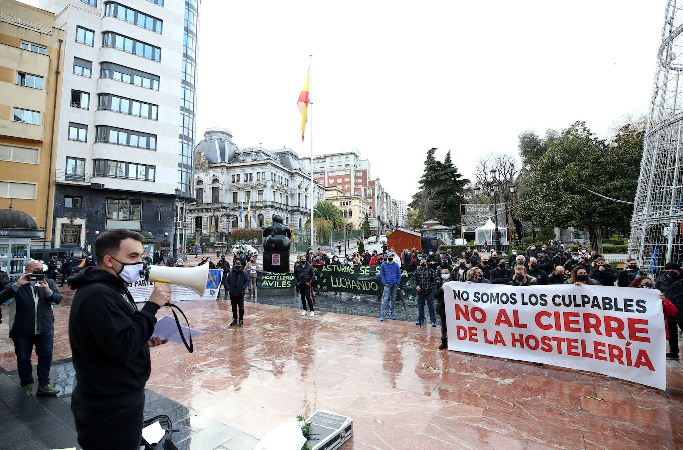 Cientos de hosteleros volvieron a protestar en Oviedo por las restrictivas medidas impuestas por el Principado para la reapertura. Previamente, los trabajadores del sector cultural también se concentraron en la capital para reivindicar que su gremio también es «parte de la solución». 