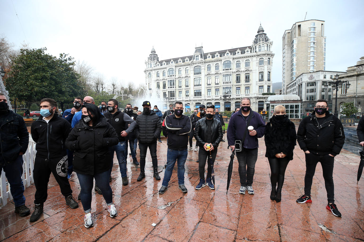 Cientos de hosteleros volvieron a protestar en Oviedo por las restrictivas medidas impuestas por el Principado para la reapertura. Previamente, los trabajadores del sector cultural también se concentraron en la capital para reivindicar que su gremio también es «parte de la solución». 