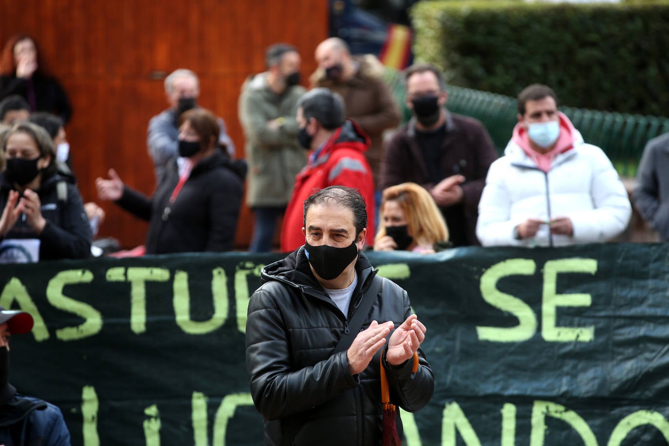 Cientos de hosteleros volvieron a protestar en Oviedo por las restrictivas medidas impuestas por el Principado para la reapertura. Previamente, los trabajadores del sector cultural también se concentraron en la capital para reivindicar que su gremio también es «parte de la solución». 