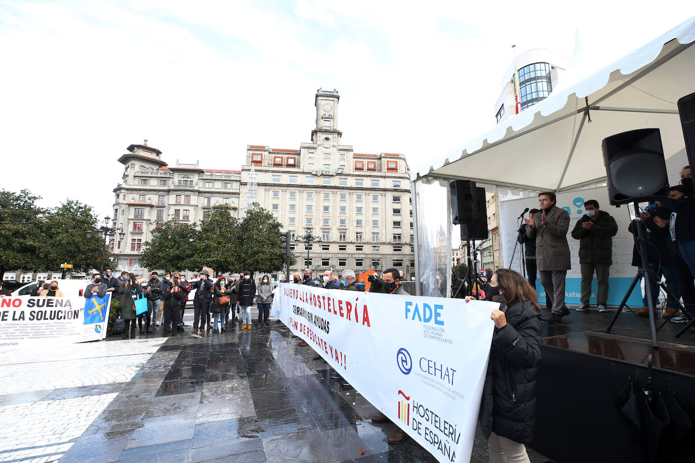 Cientos de hosteleros volvieron a protestar en Oviedo por las restrictivas medidas impuestas por el Principado para la reapertura. Previamente, los trabajadores del sector cultural también se concentraron en la capital para reivindicar que su gremio también es «parte de la solución». 