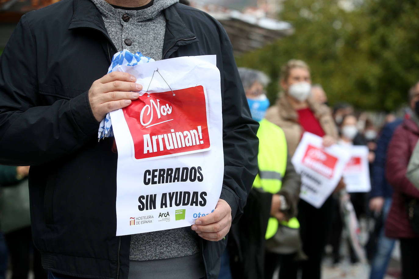 Cientos de hosteleros volvieron a protestar en Oviedo por las restrictivas medidas impuestas por el Principado para la reapertura. Previamente, los trabajadores del sector cultural también se concentraron en la capital para reivindicar que su gremio también es «parte de la solución». 