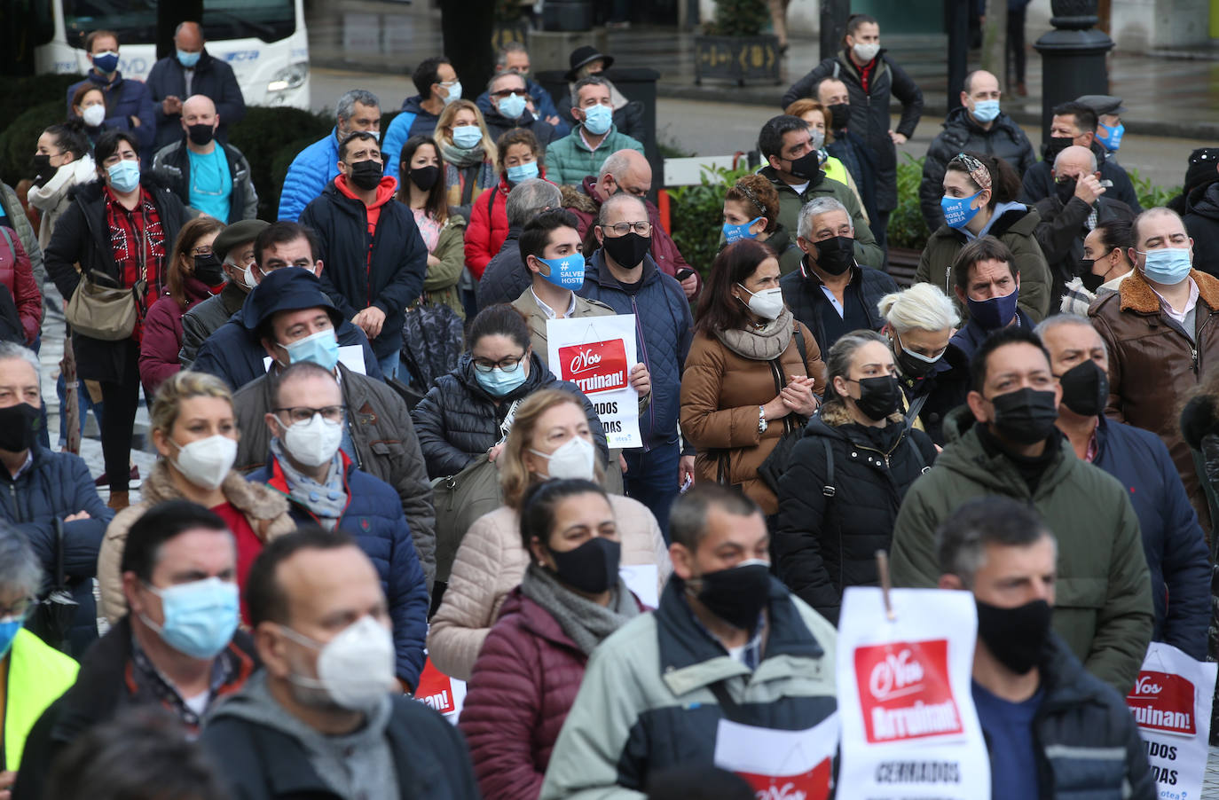 Cientos de hosteleros volvieron a protestar en Oviedo por las restrictivas medidas impuestas por el Principado para la reapertura.