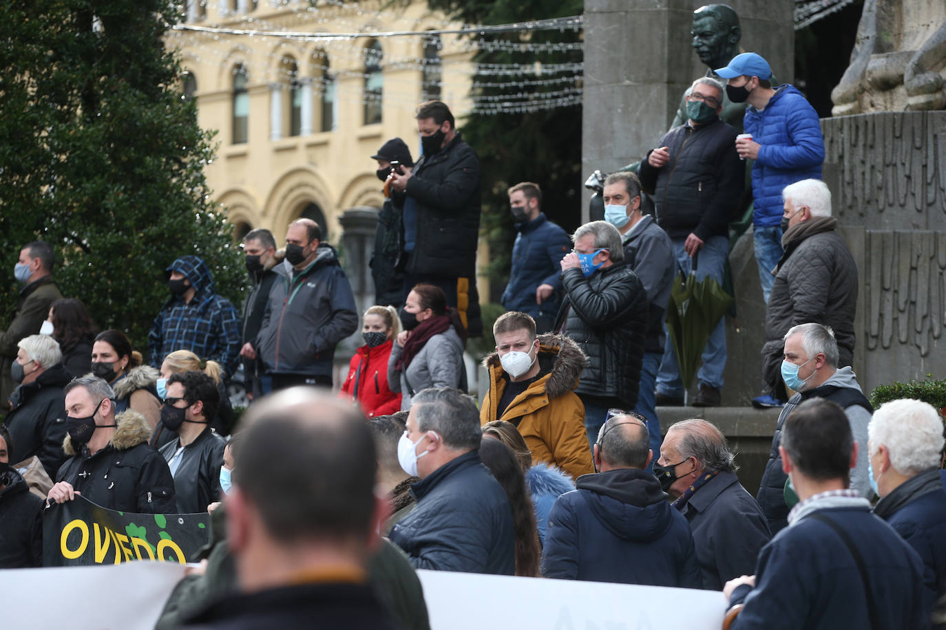 Cientos de hosteleros volvieron a protestar en Oviedo por las restrictivas medidas impuestas por el Principado para la reapertura.