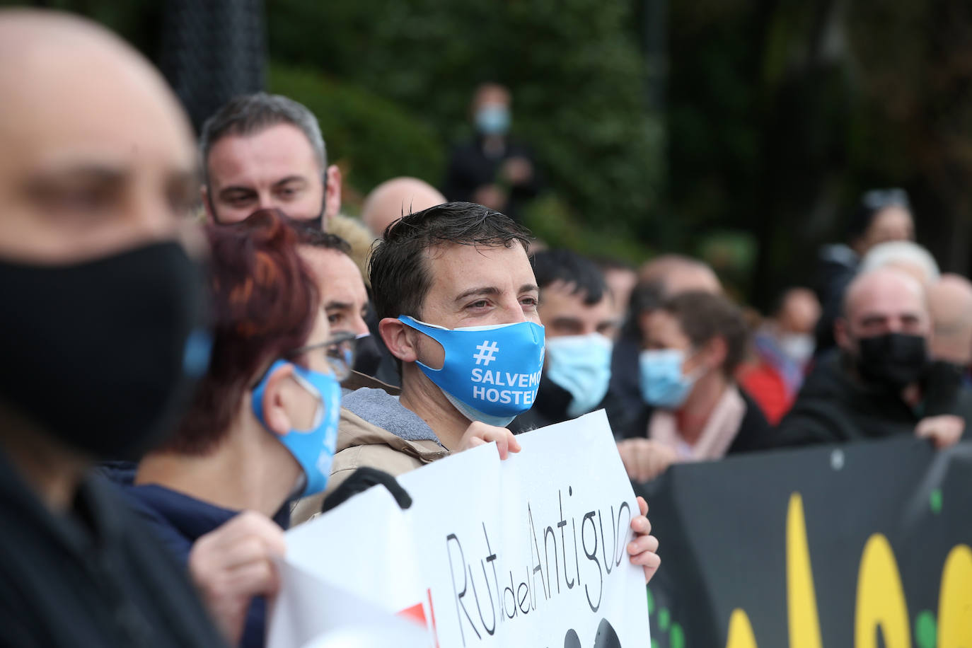 Cientos de hosteleros volvieron a protestar en Oviedo por las restrictivas medidas impuestas por el Principado para la reapertura.