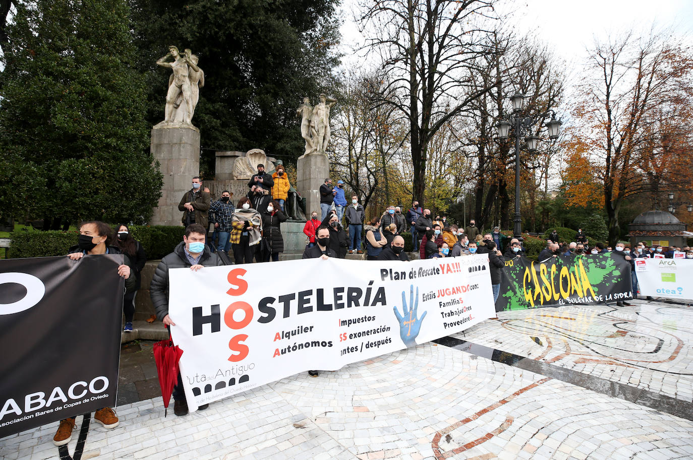 Cientos de hosteleros volvieron a protestar en Oviedo por las restrictivas medidas impuestas por el Principado para la reapertura.