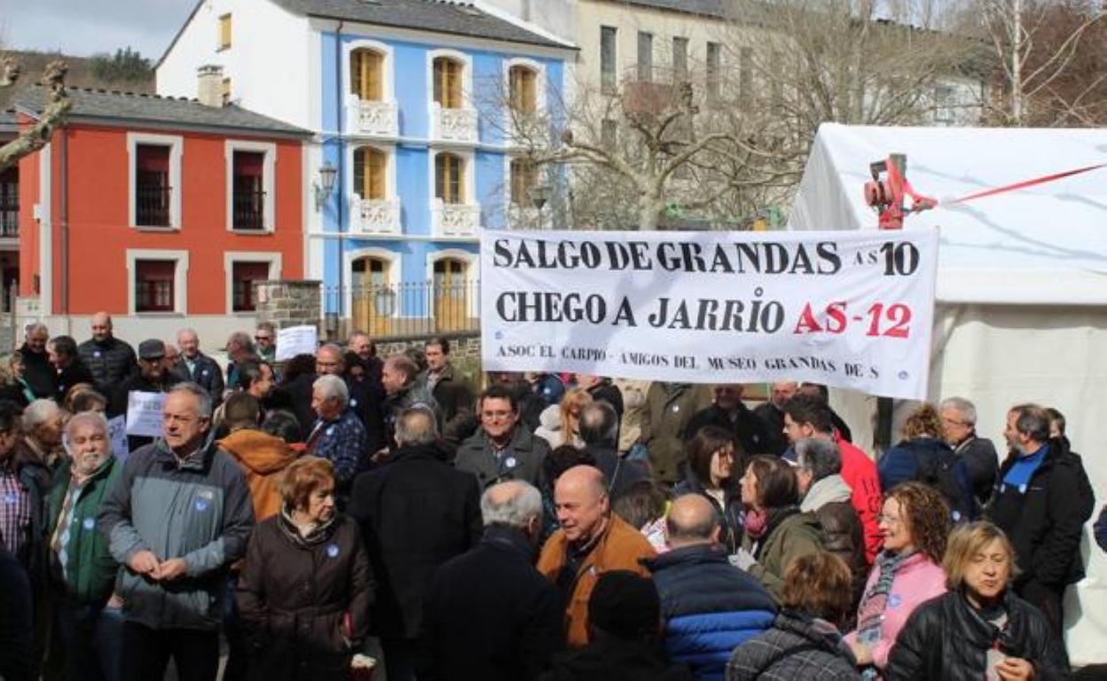 Vecinos durante la protesta celebrada en enero para exigir mejoras en la carretera AS-12. 