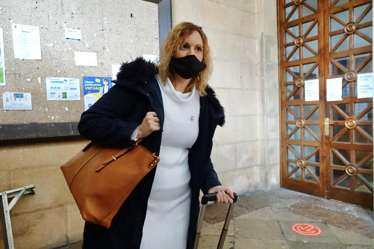 Marta Alonso, a su llegada al Juzgado de Cangas de Onís. 