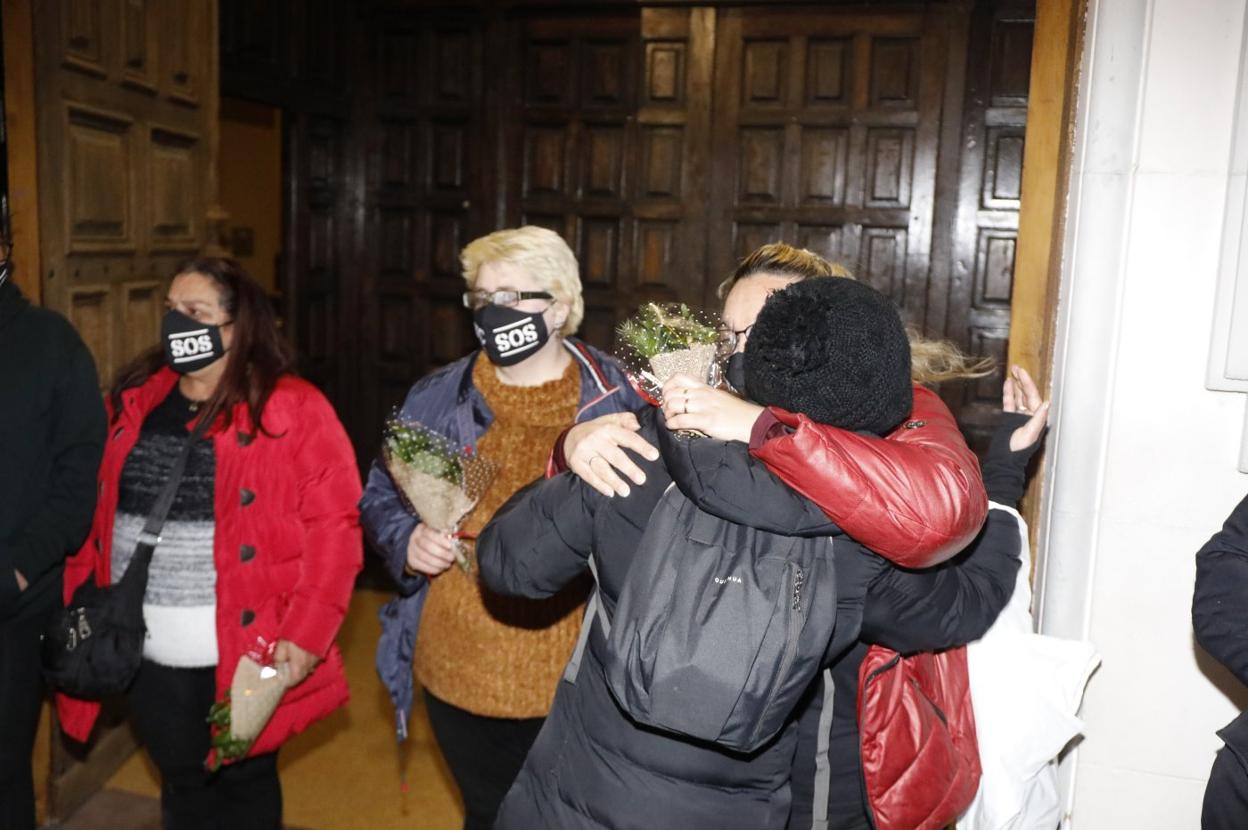 Momento en el que las encerradas de Mieres abandonaban la iglesia de San Juan. 