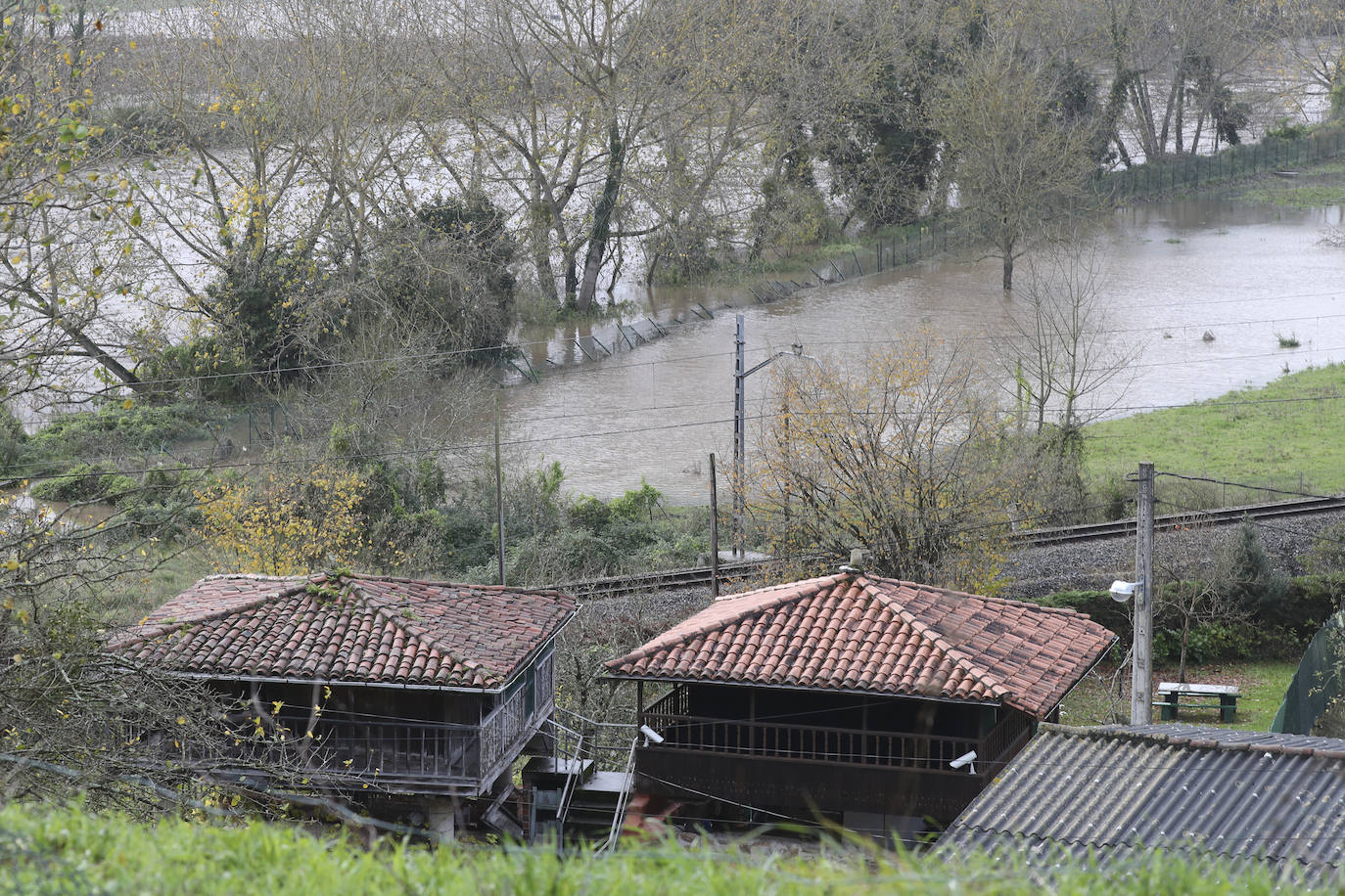 El Principado de Asturias ha activado el plan de inundaciones por el riesgo de desbordamiento de los ríos debido el aumento del caudal por las intensas precipitaciones en forma de lluvia y nieve registradas en los últimos días y ante la previsión de una «posible evolución desfavorable».