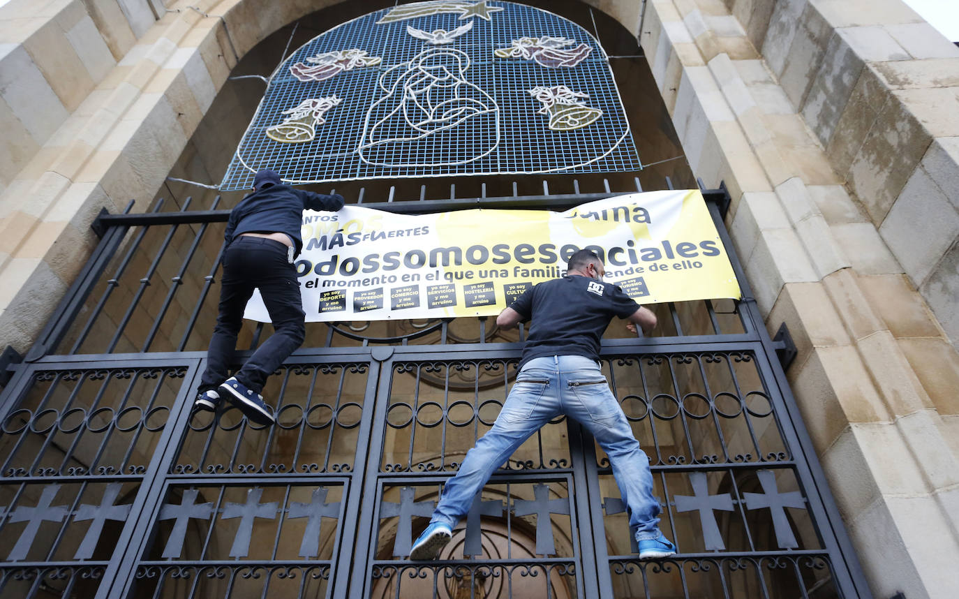 Ocho días permanecieron encerrados en la iglesia de San Pedro los cinco hosteleros de Asturias Suma que reclamaban la reapertura inmediata del sector