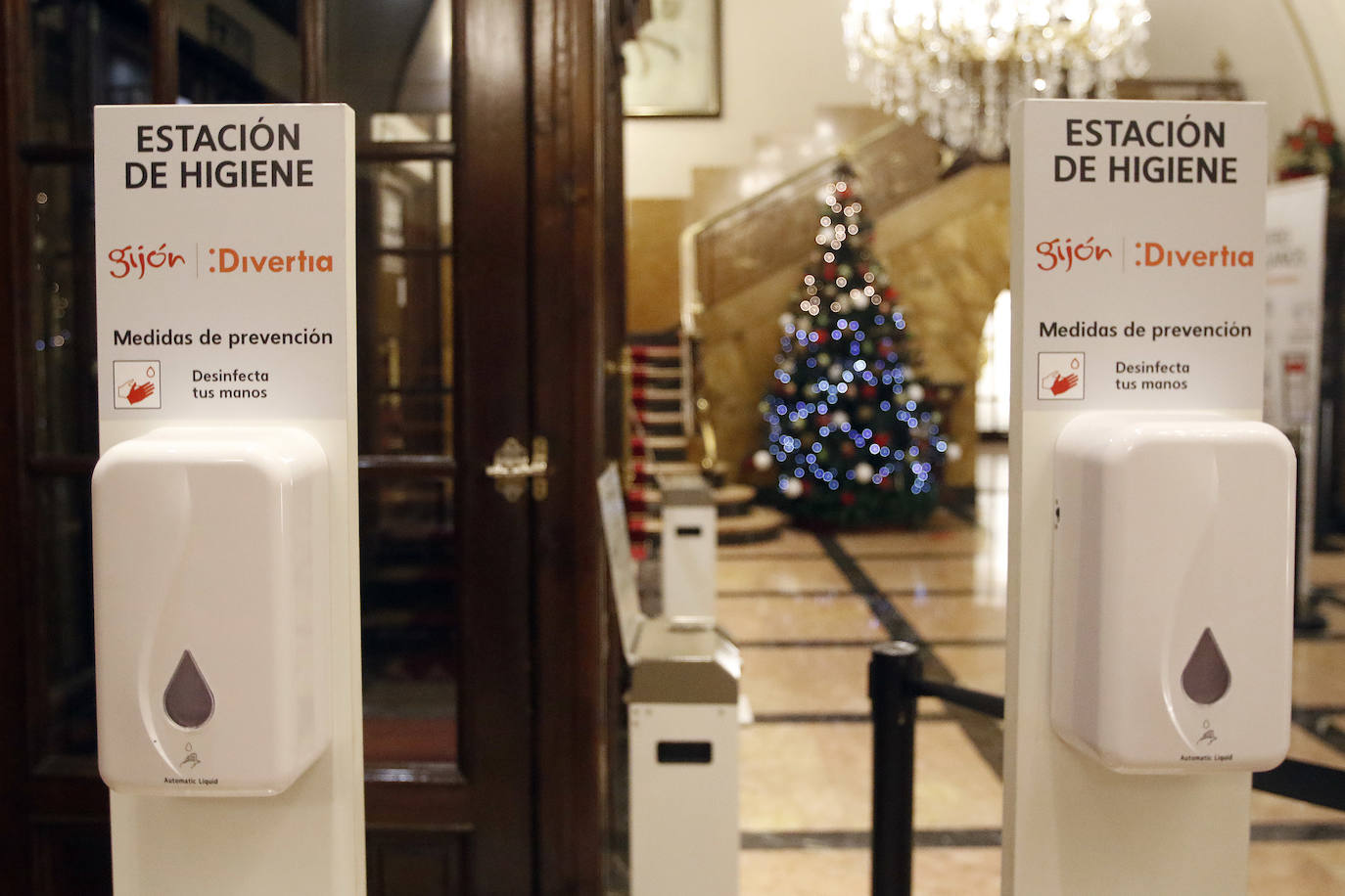 El teatro Jovellanos volvió a abrir sus puertas con la obra 'Conservando memoria'. El espectáculo tuvo un aforo limitado de cuarenta personas.