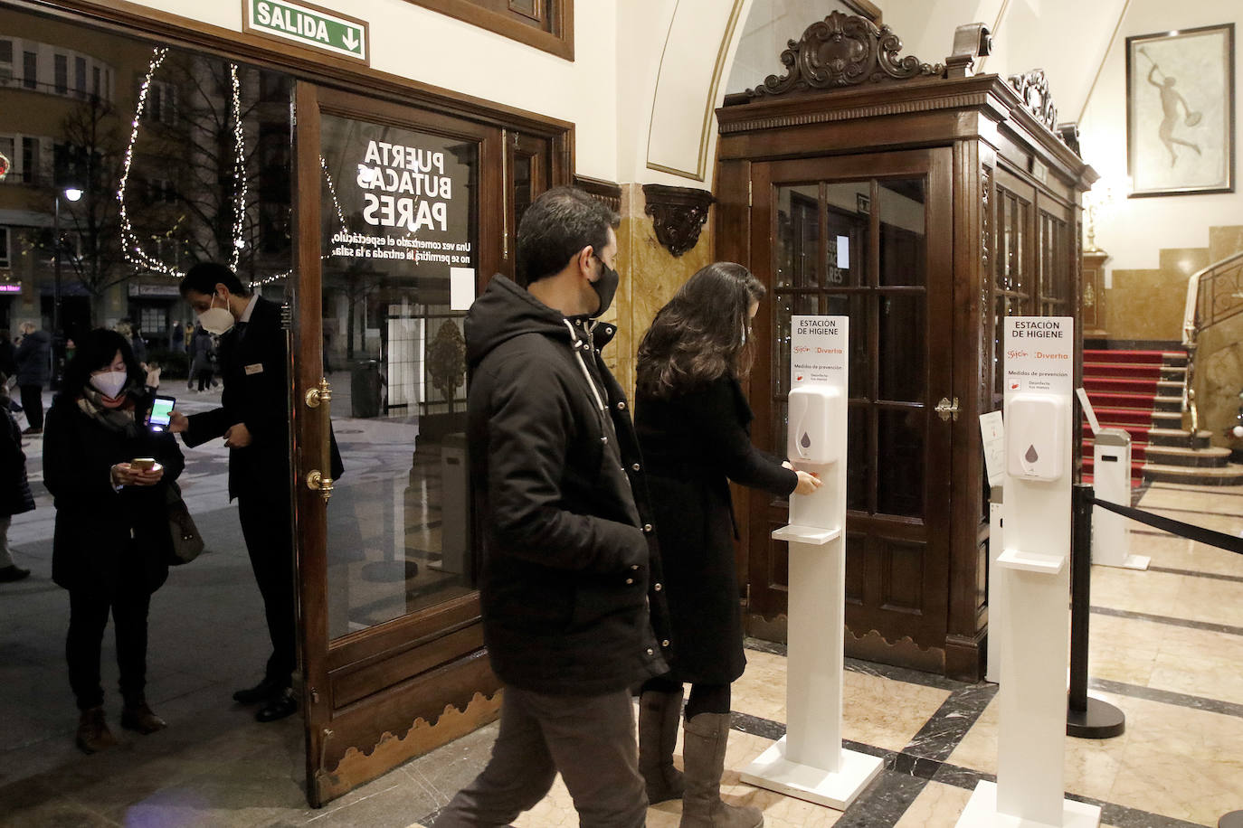 El teatro Jovellanos volvió a abrir sus puertas con la obra 'Conservando memoria'. El espectáculo tuvo un aforo limitado de cuarenta personas.