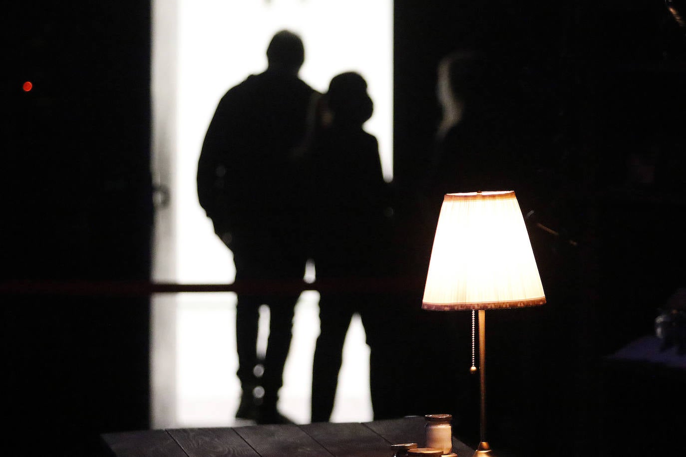 El teatro Jovellanos volvió a abrir sus puertas con la obra 'Conservando memoria'. El espectáculo tuvo un aforo limitado de cuarenta personas.