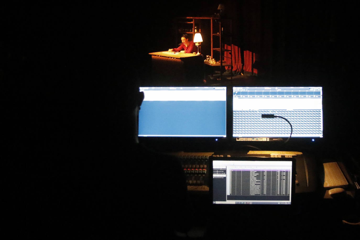 El teatro Jovellanos volvió a abrir sus puertas con la obra 'Conservando memoria'. El espectáculo tuvo un aforo limitado de cuarenta personas.