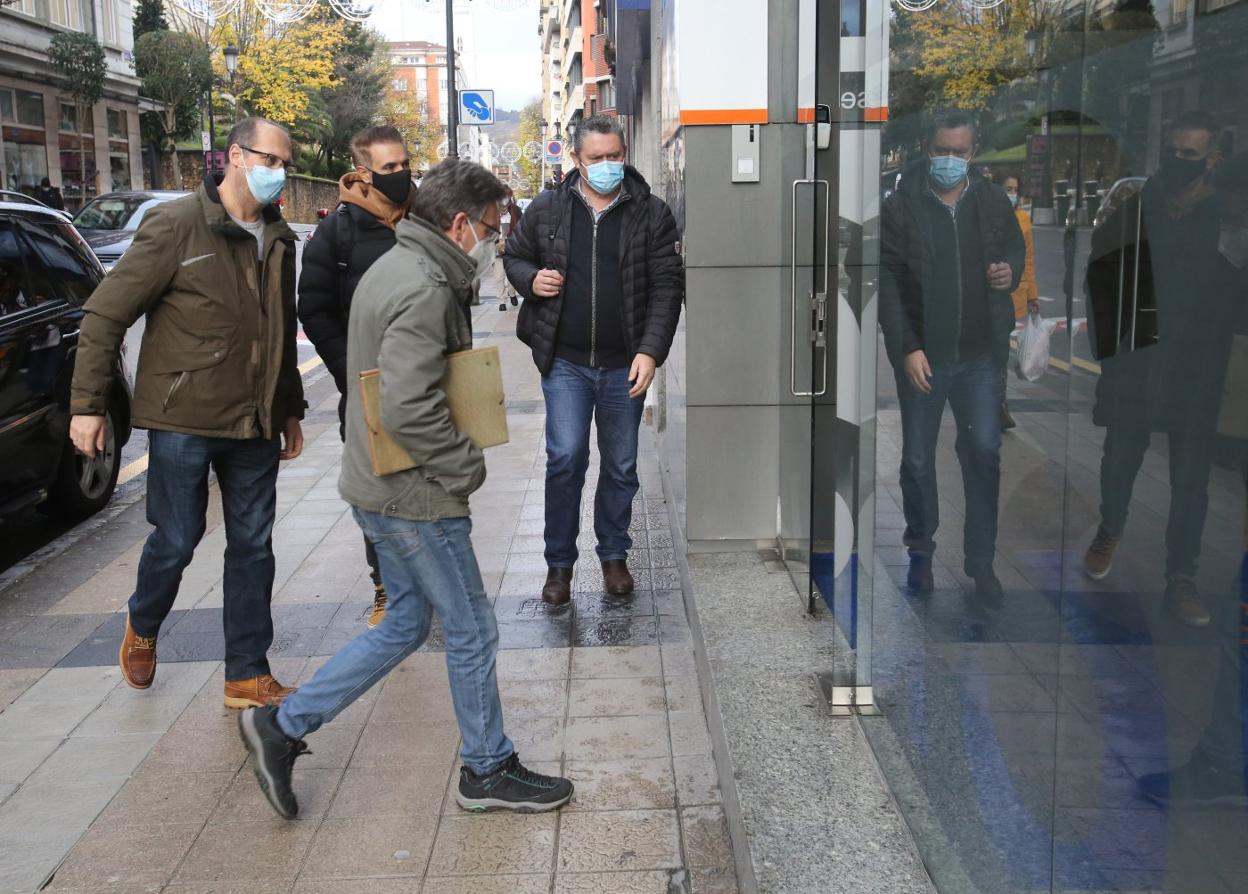 Varios de los participantes en la reunión celebrada en el SASEC por el ajuste laboral de Imasa. 