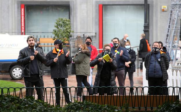 Hosteleros de Langreo abuchearon a Álvarez Almeida. 