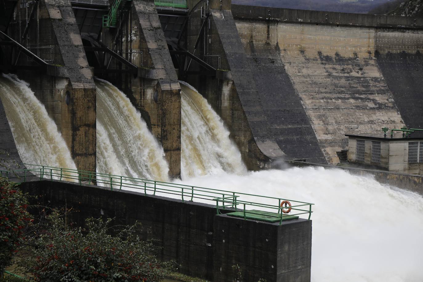 El Principado de Asturias ha activado el plan de inundaciones por el riesgo de desbordamiento de los ríos debido el aumento del caudal por las intensas precipitaciones en forma de lluvia y nieve registradas en los últimos días y ante la previsión de una «posible evolución desfavorable».