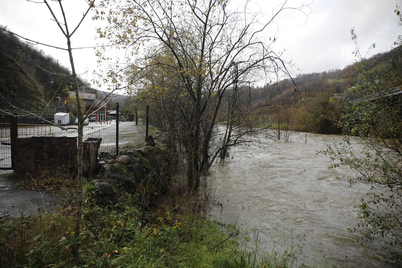 El Principado de Asturias ha activado el plan de inundaciones por el riesgo de desbordamiento de los ríos debido el aumento del caudal por las intensas precipitaciones en forma de lluvia y nieve registradas en los últimos días y ante la previsión de una «posible evolución desfavorable».