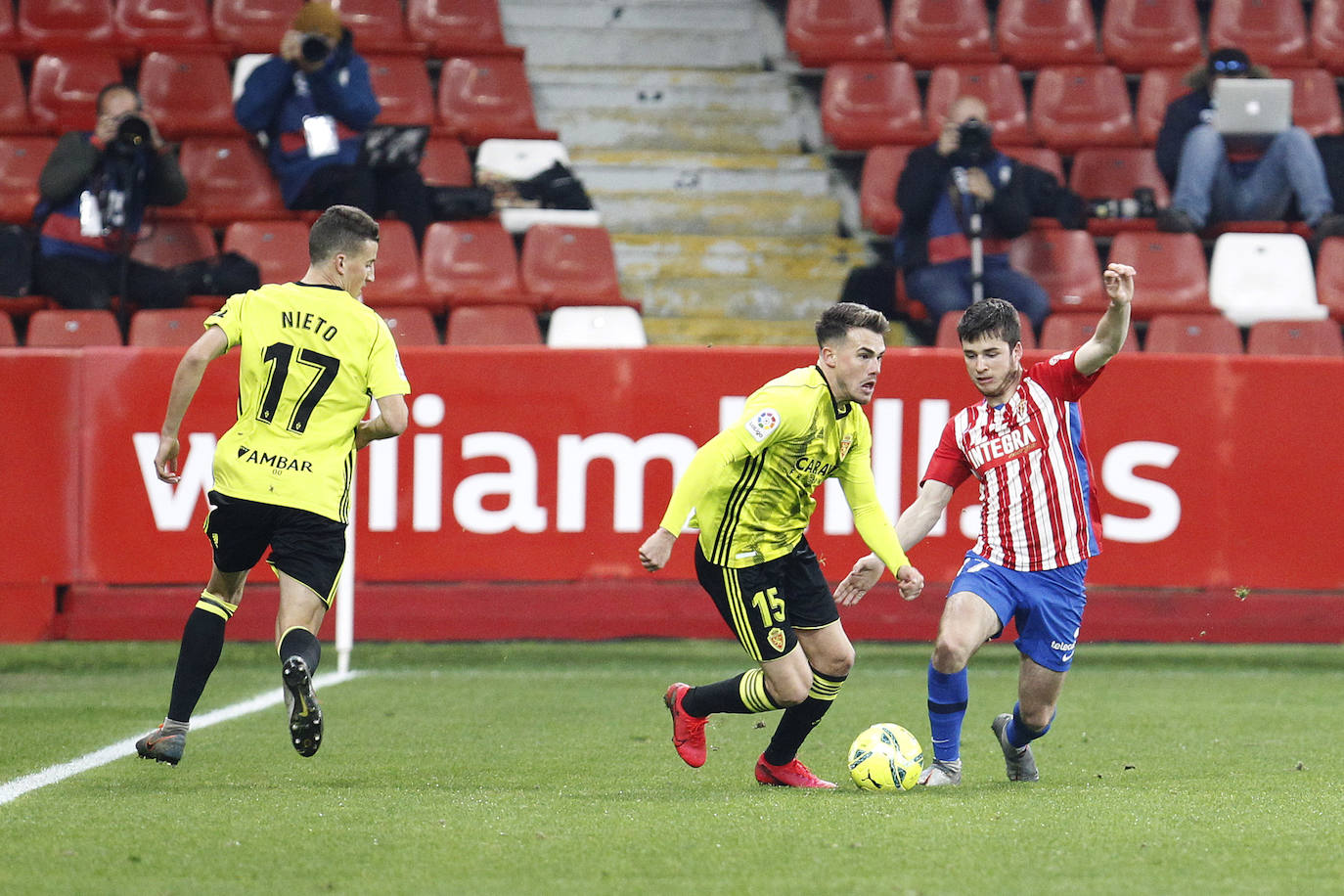 Las imágenes del partido entre el Sporting y el Zaragoza disputado este dominog en El Molinón.