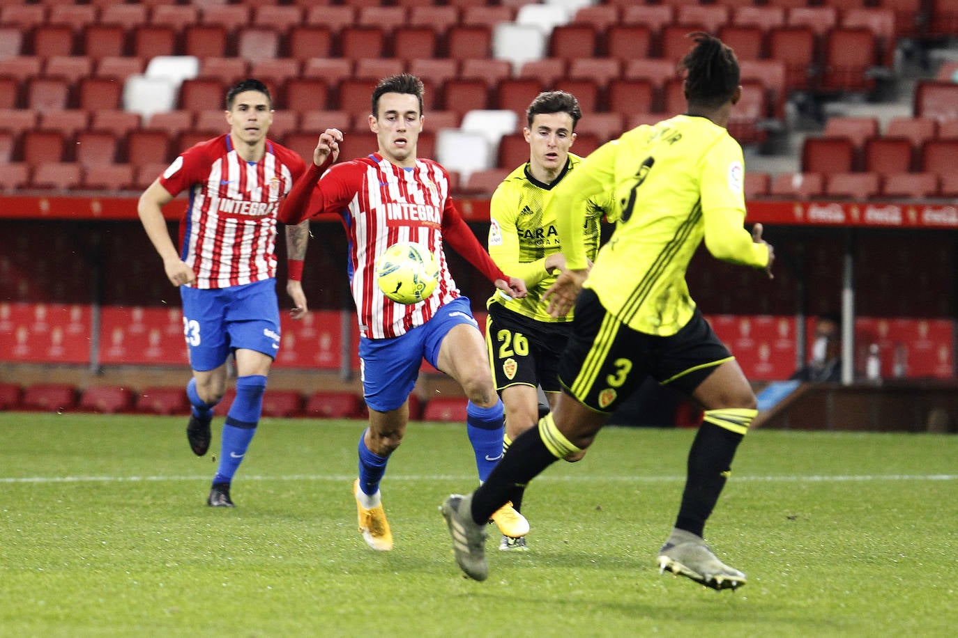 Las imágenes del partido entre el Sporting y el Zaragoza disputado este dominog en El Molinón.