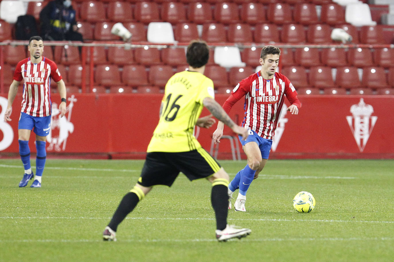 Las imágenes del partido entre el Sporting y el Zaragoza disputado este dominog en El Molinón.