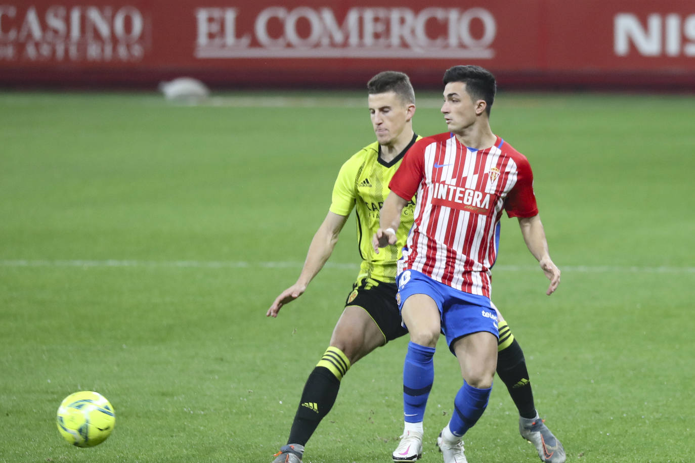 Las imágenes del partido entre el Sporting y el Zaragoza disputado este dominog en El Molinón.