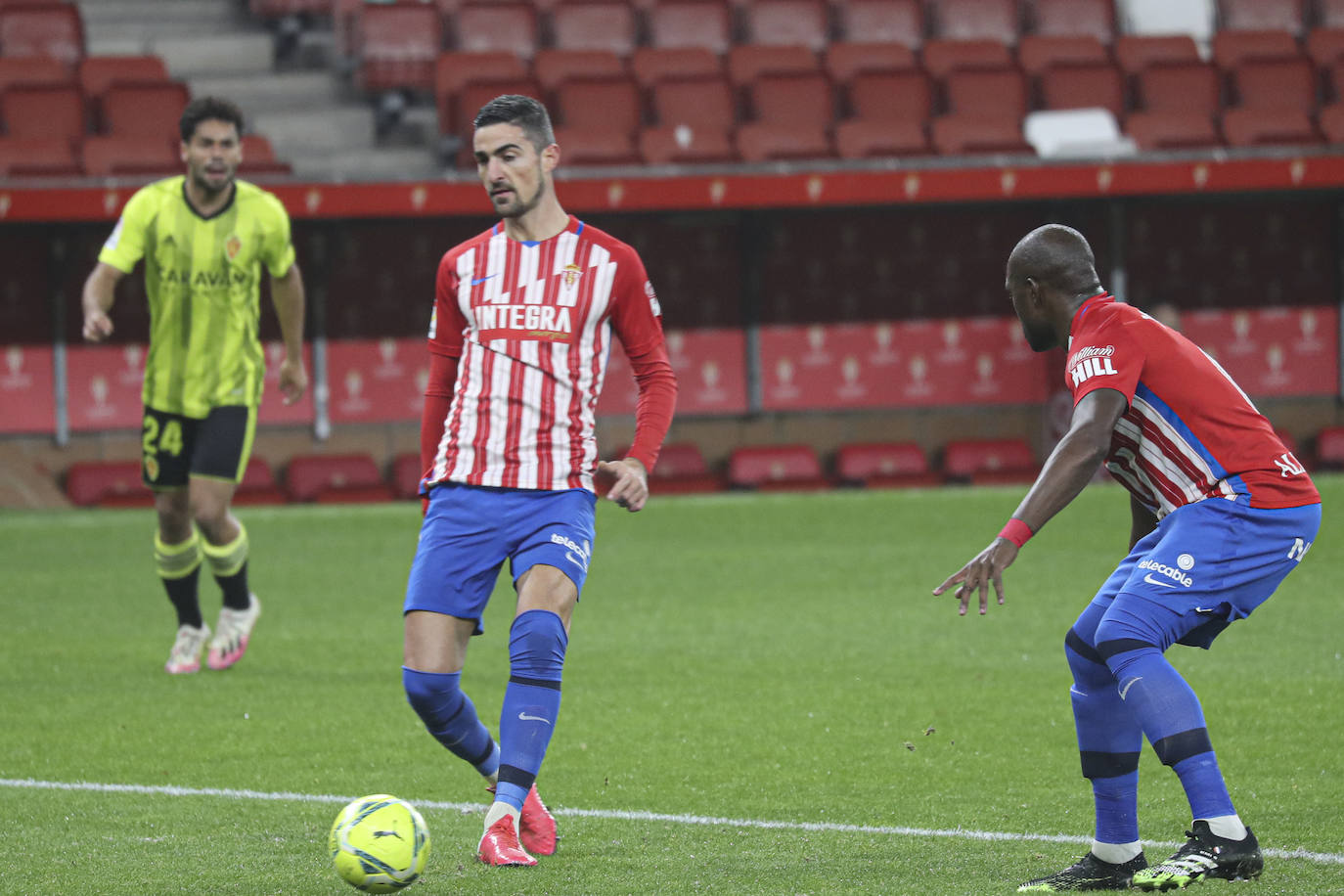 Las imágenes del partido entre el Sporting y el Zaragoza disputado este dominog en El Molinón.