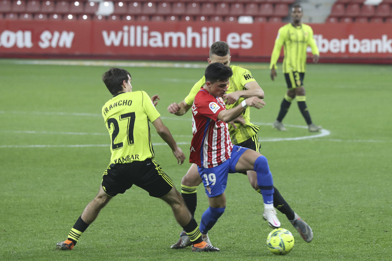 Las imágenes del partido entre el Sporting y el Zaragoza disputado este dominog en El Molinón.