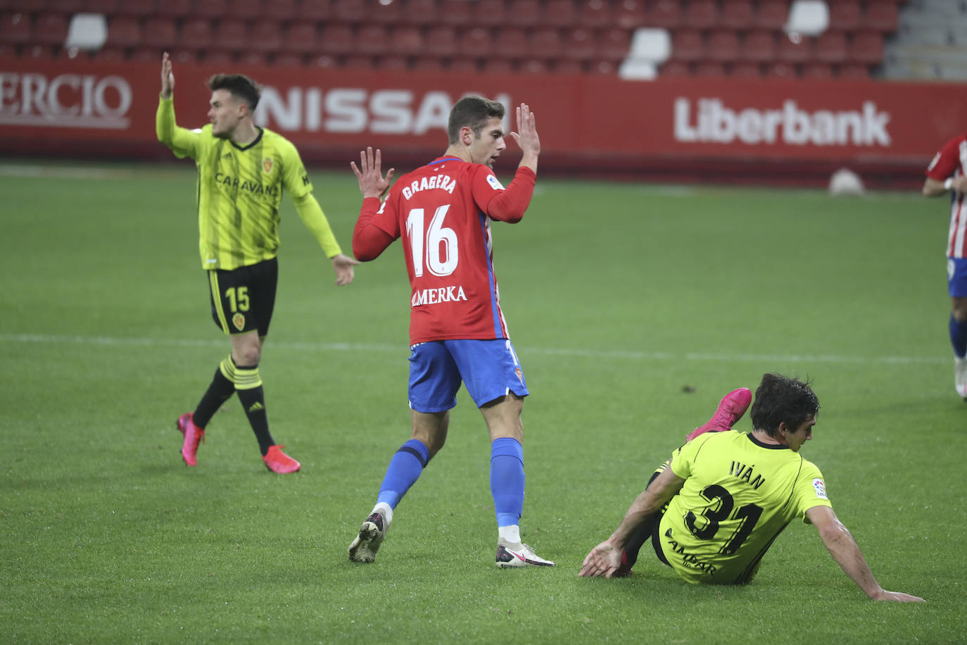 Las imágenes del partido entre el Sporting y el Zaragoza disputado este dominog en El Molinón.