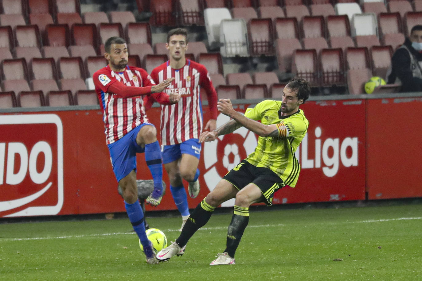 Las imágenes del partido entre el Sporting y el Zaragoza disputado este dominog en El Molinón.