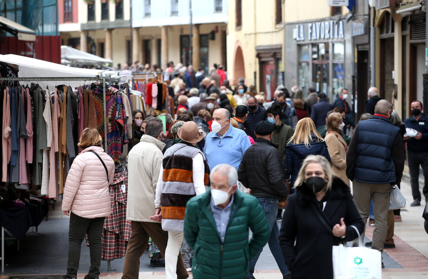 Fotos: Calles a rebosar en Gijón y Oviedo