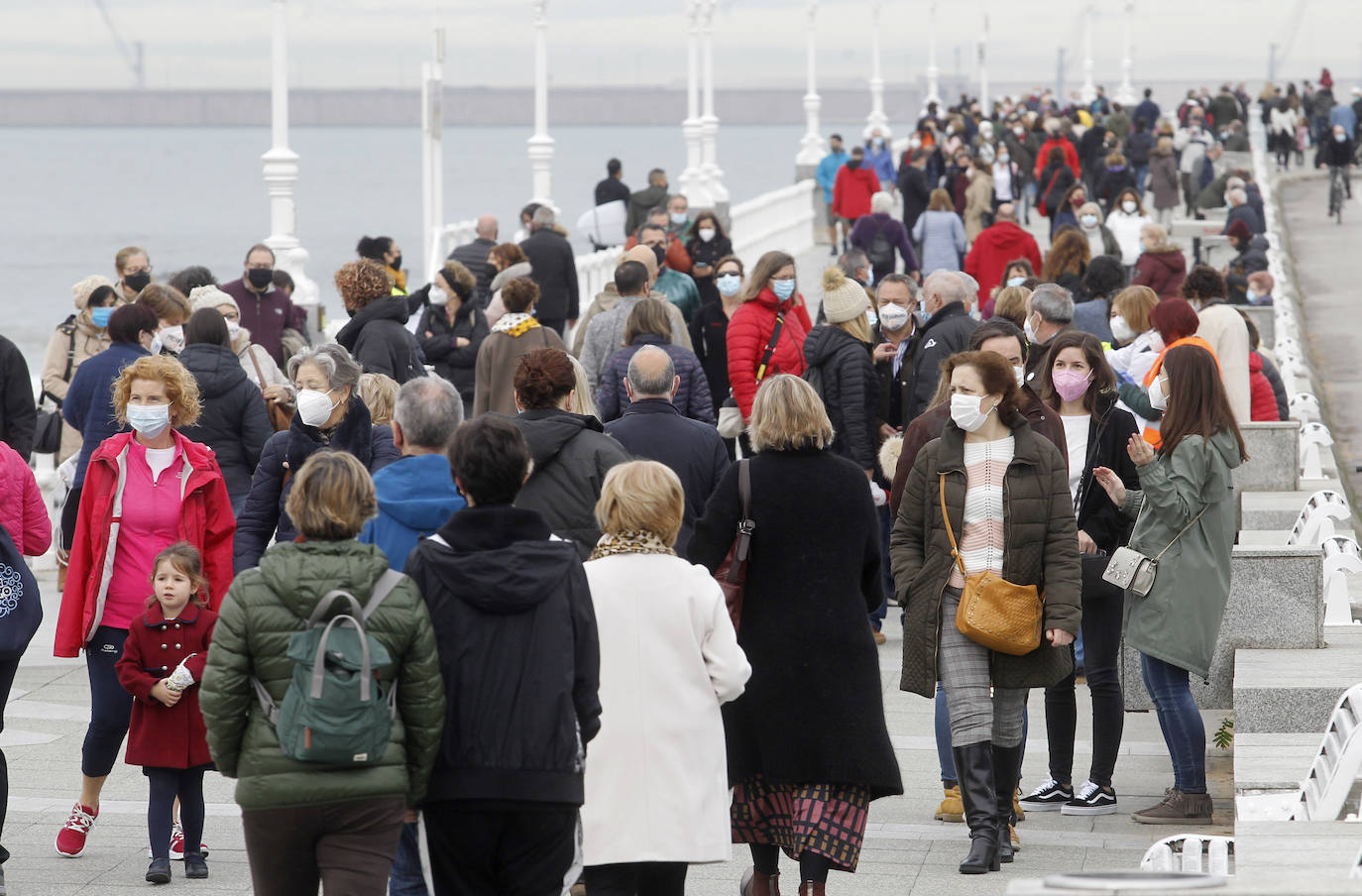 Fotos: Calles a rebosar en Gijón y Oviedo