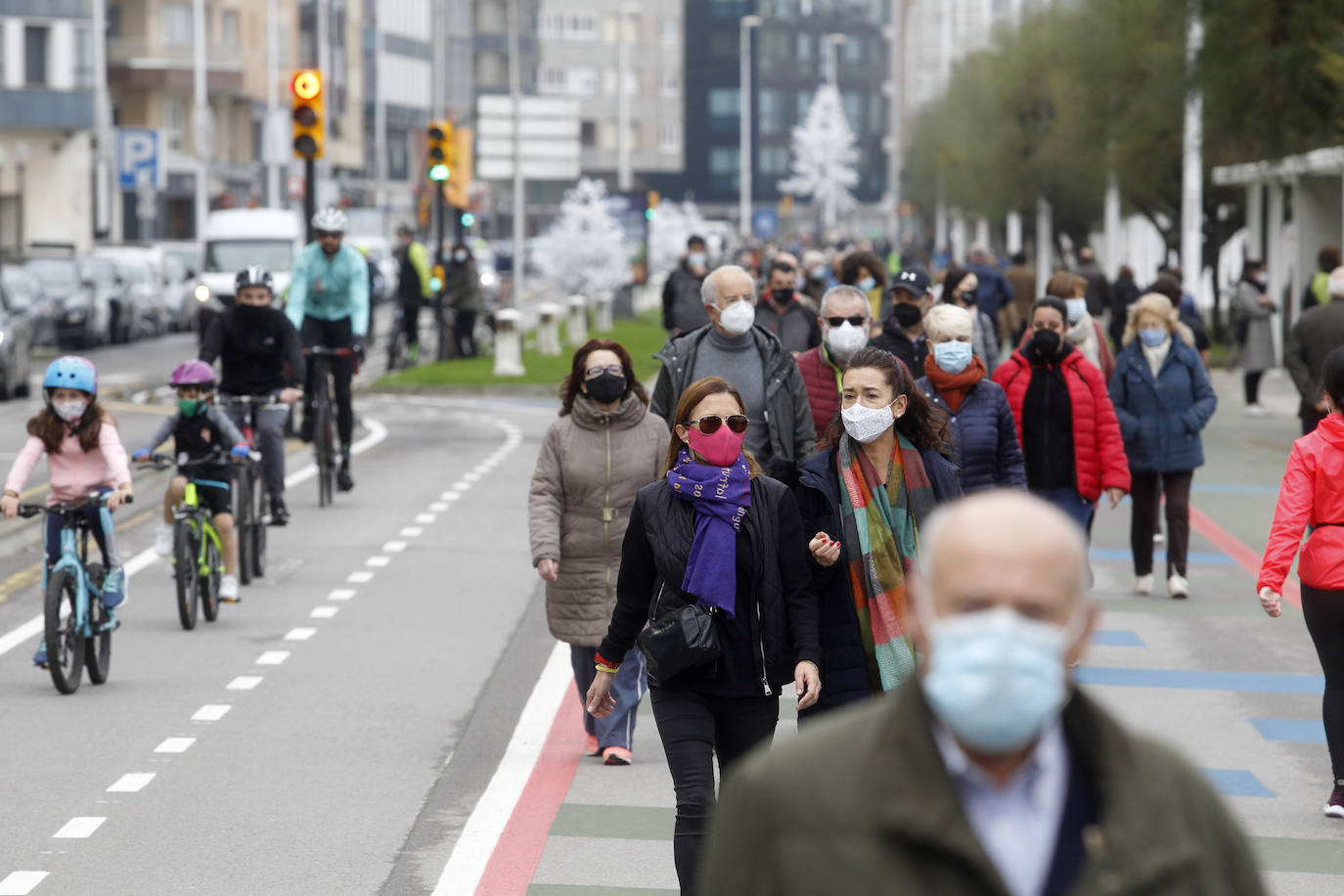 Fotos: Calles a rebosar en Gijón y Oviedo