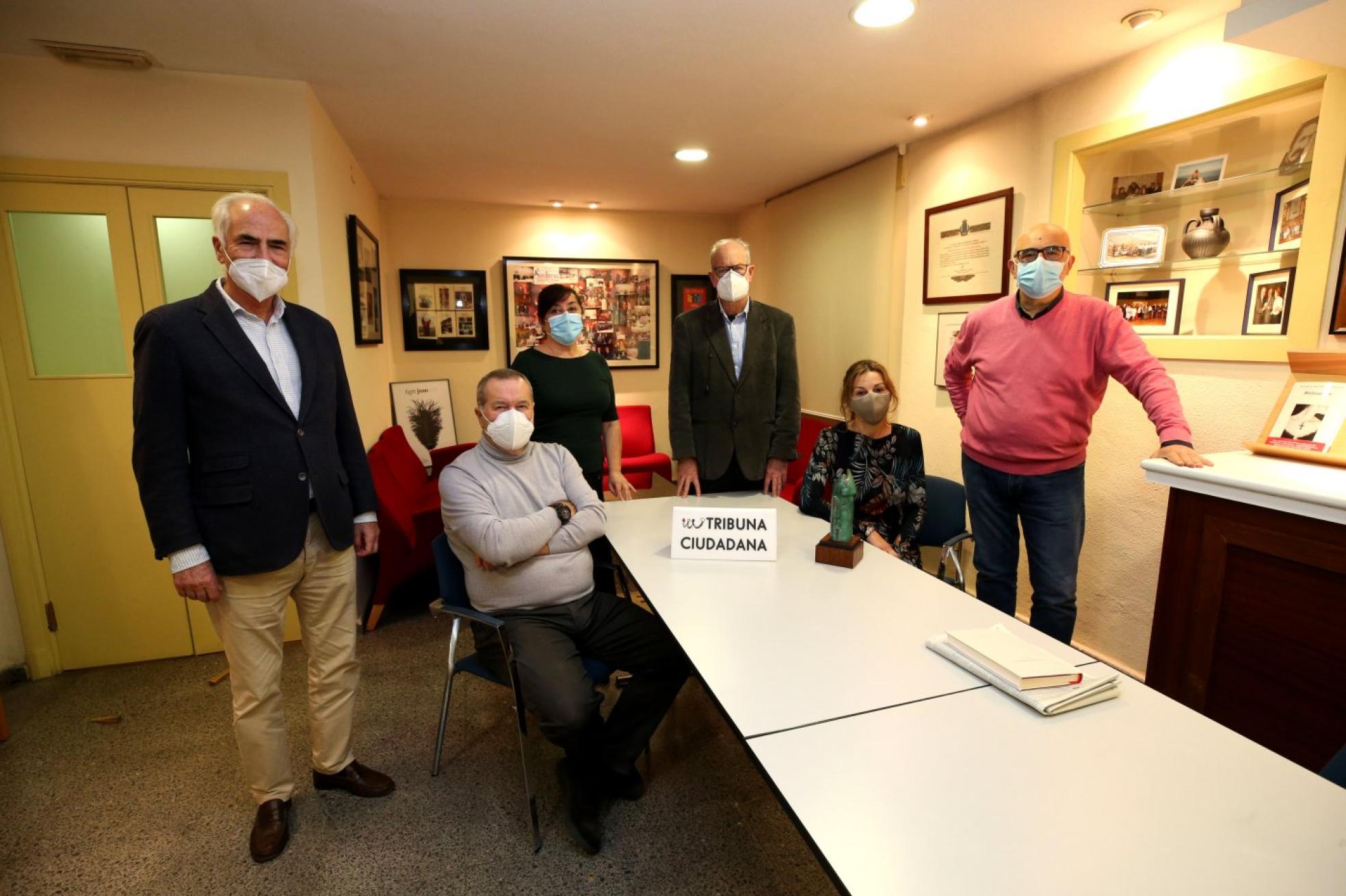 t Enrique Álvarez; Pedro Sánchez; Alicia Acebo; Alfonso Toribio; Virginia Gil y Javier Gámez, en la sede de Tribuna Ciudadana. 
