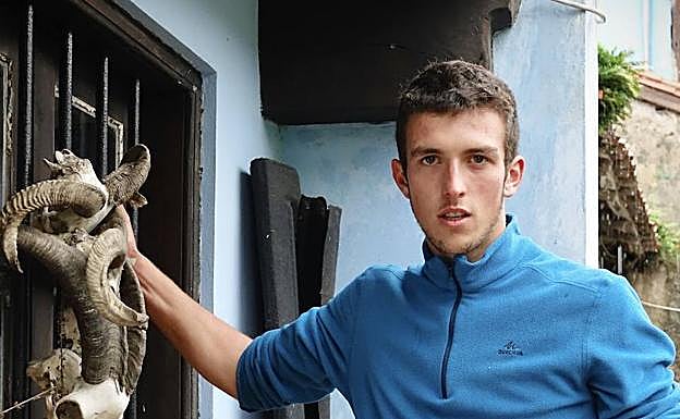 Roberto Cué, delante de su casa en La Borbolla. 