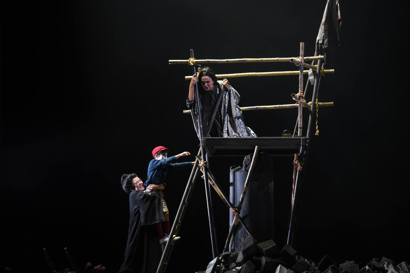 Tras dos aplazamientos, los aficionados a la ópera disfrutaron anoche en el Teatro Campoamor de Oviedo de 'Madama Butterfly' y de la interpretación de Ainhoa Arteta, que se llevó la gran ovación del público. 