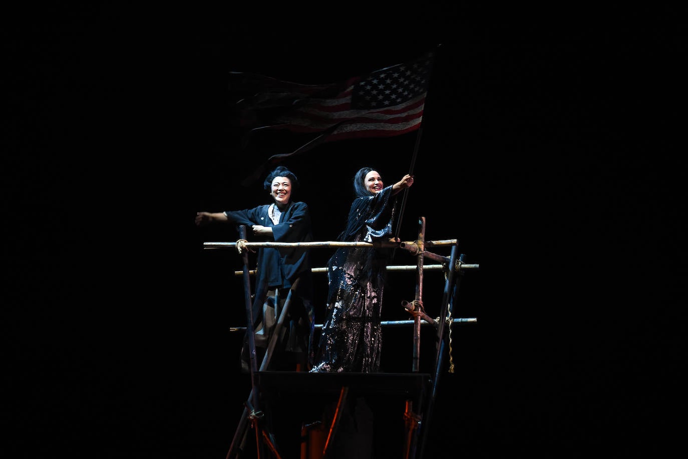 Tras dos aplazamientos, los aficionados a la ópera disfrutaron anoche en el Teatro Campoamor de Oviedo de 'Madama Butterfly' y de la interpretación de Ainhoa Arteta, que se llevó la gran ovación del público. 