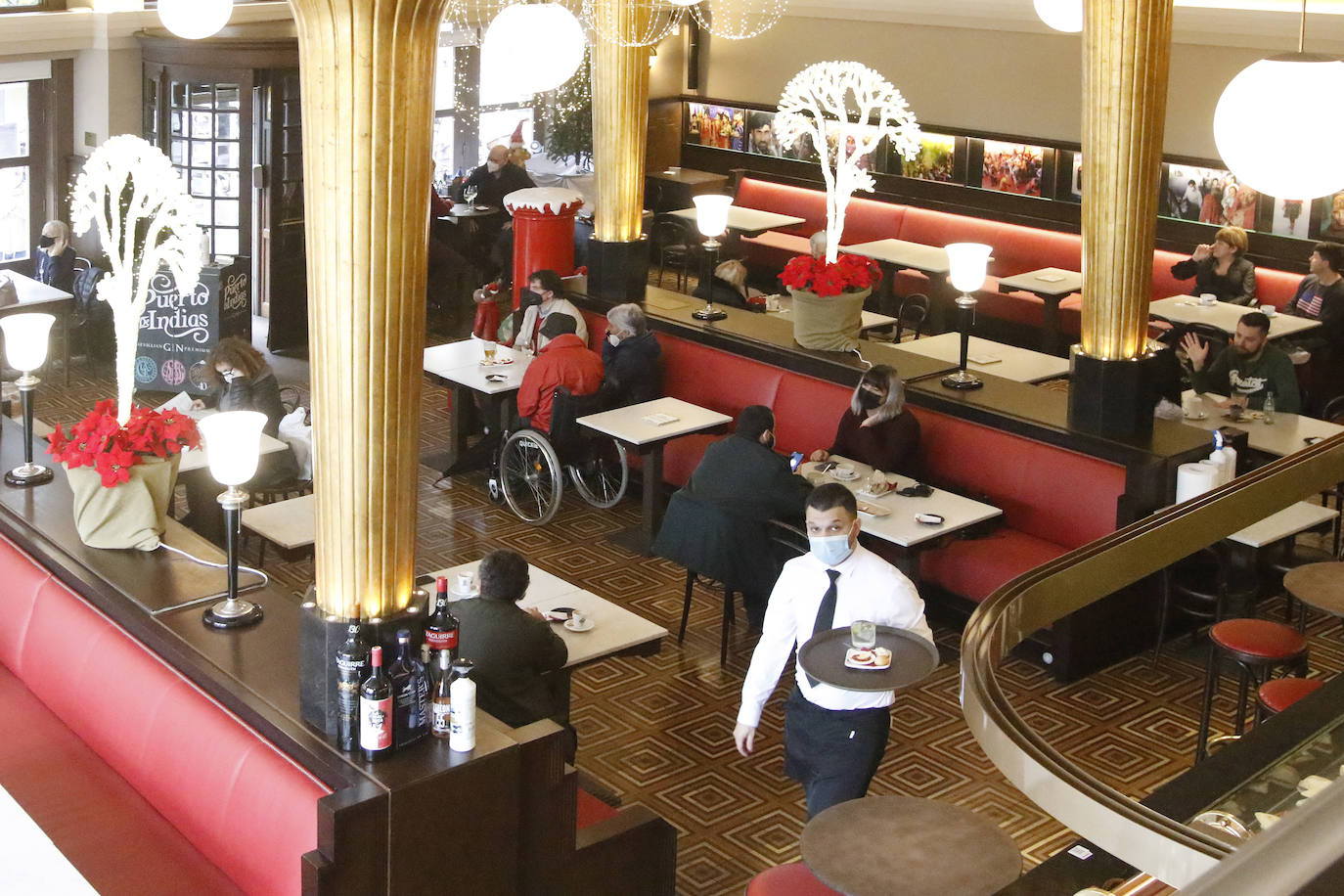 Colas en la reapertura de las grandes superficies para realizar las compras navideñas. Las limitaciones con las que también ha reabierto la hostelería se hacen notar en la afluencia.