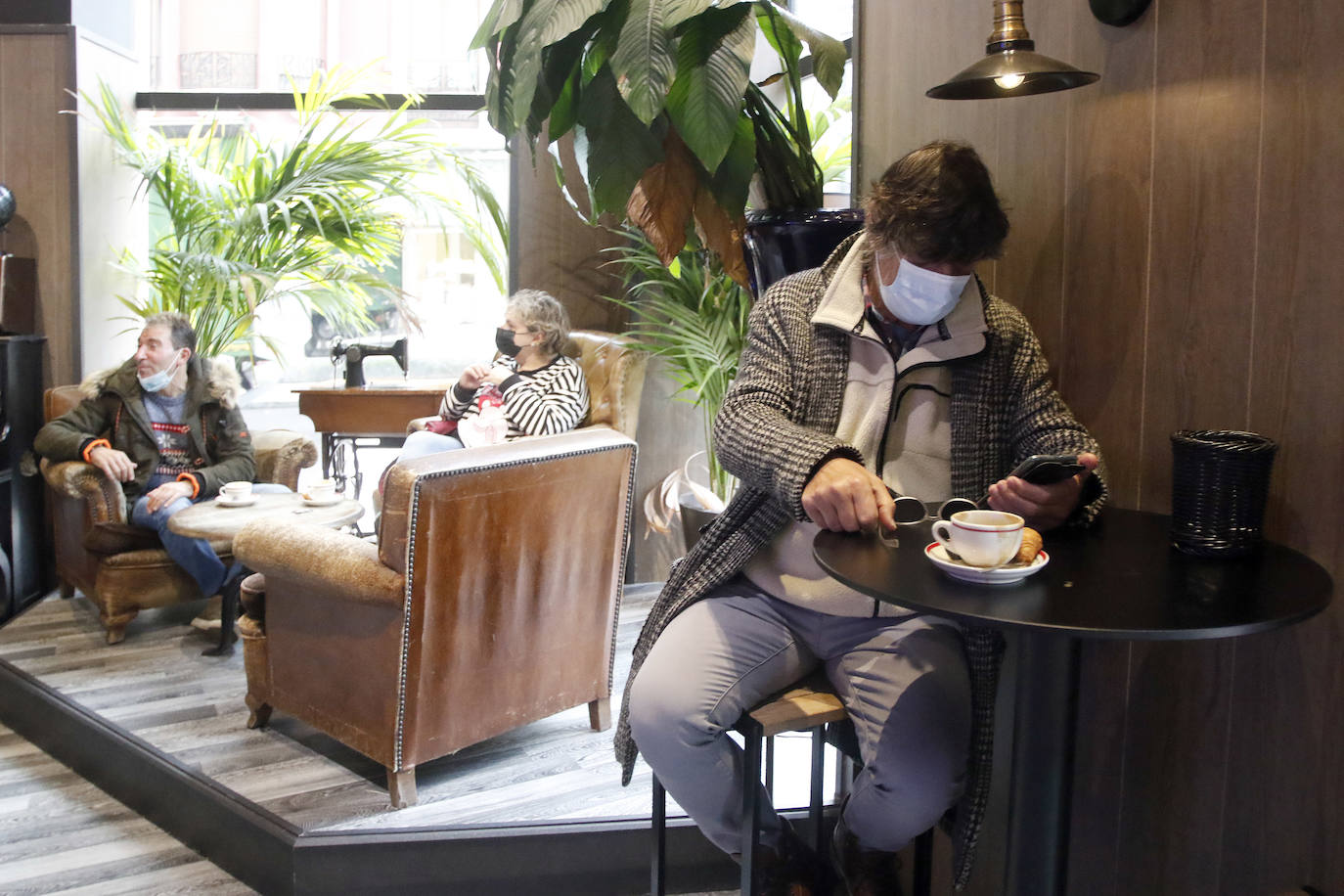Colas en la reapertura de las grandes superficies para realizar las compras navideñas. Las limitaciones con las que también ha reabierto la hostelería se hacen notar en la afluencia.
