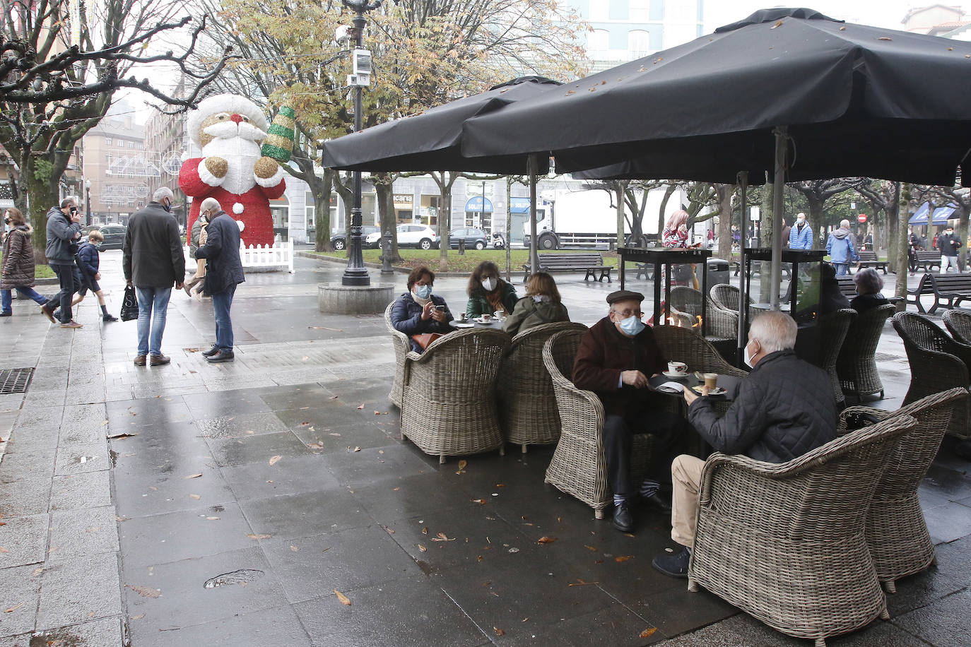 Colas en la reapertura de las grandes superficies para realizar las compras navideñas. Las limitaciones con las que también ha reabierto la hostelería se hacen notar en la afluencia.