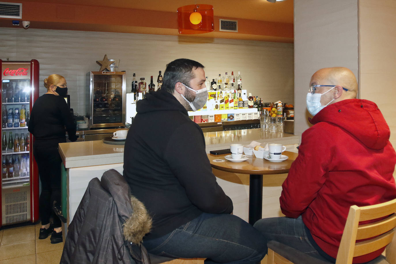 Colas en la reapertura de las grandes superficies para realizar las compras navideñas. Las limitaciones con las que también ha reabierto la hostelería se hacen notar en la afluencia.