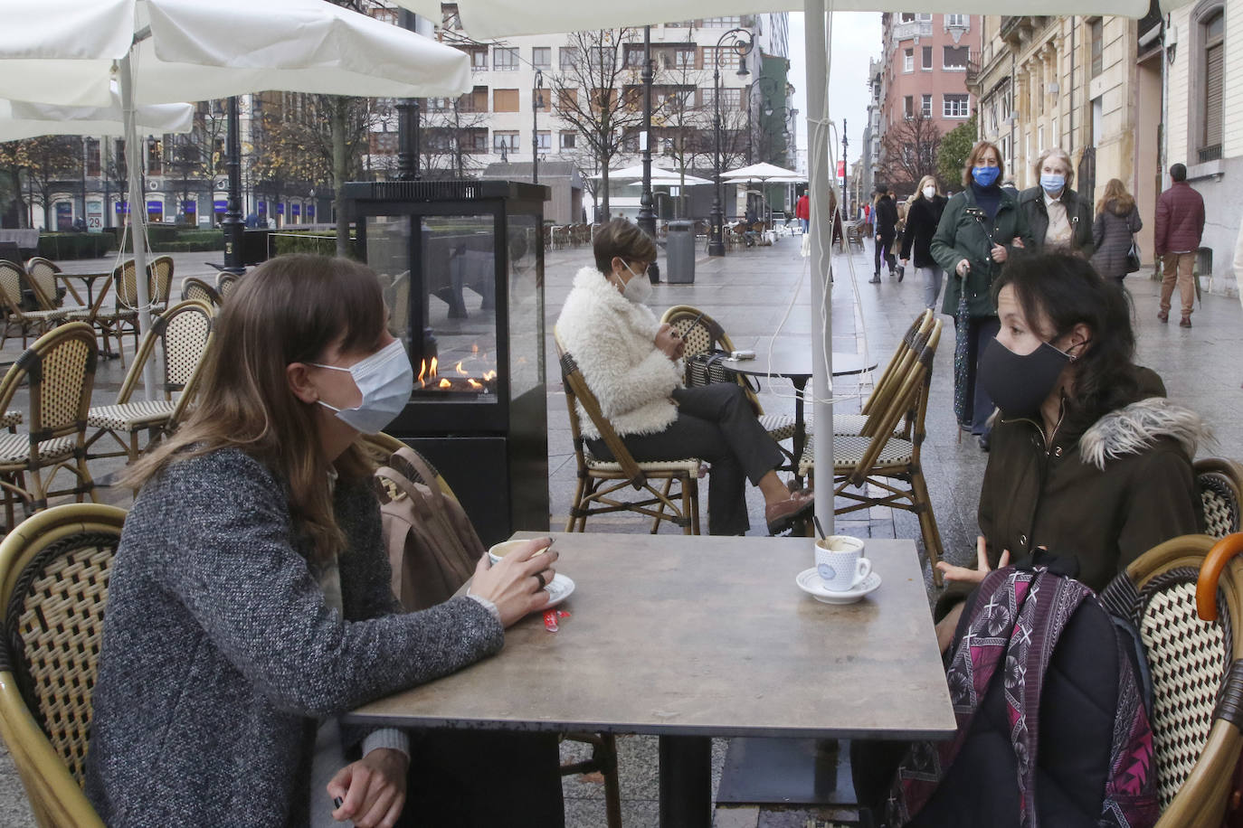 Colas en la reapertura de las grandes superficies para realizar las compras navideñas. Las limitaciones con las que también ha reabierto la hostelería se hacen notar en la afluencia.