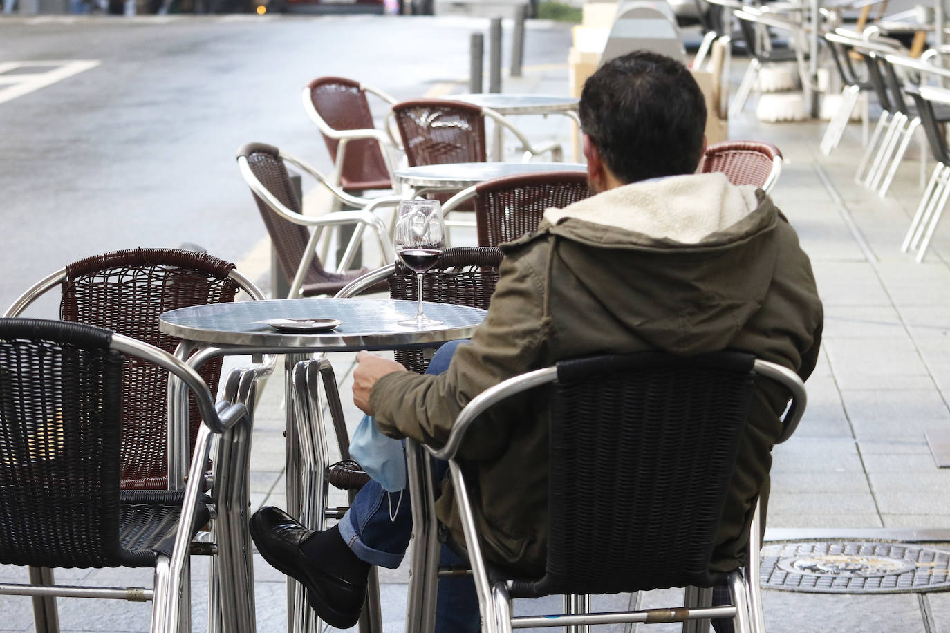 Colas en la reapertura de las grandes superficies para realizar las compras navideñas. Las limitaciones con las que también ha reabierto la hostelería se hacen notar en la afluencia.